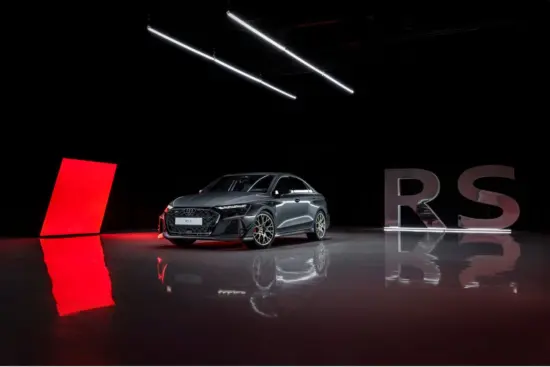 Vista lateral del Audi RS 3 competition limited con elementos aerodinámicos en carbono