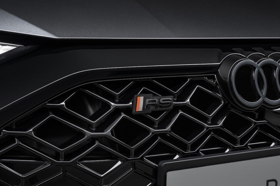 Daytona gray pearl effect indoor static photo exterior detailed front view | Memo Lira Parrilla Audi RS 3 competition limited con elementos aerodinámicos en carbono