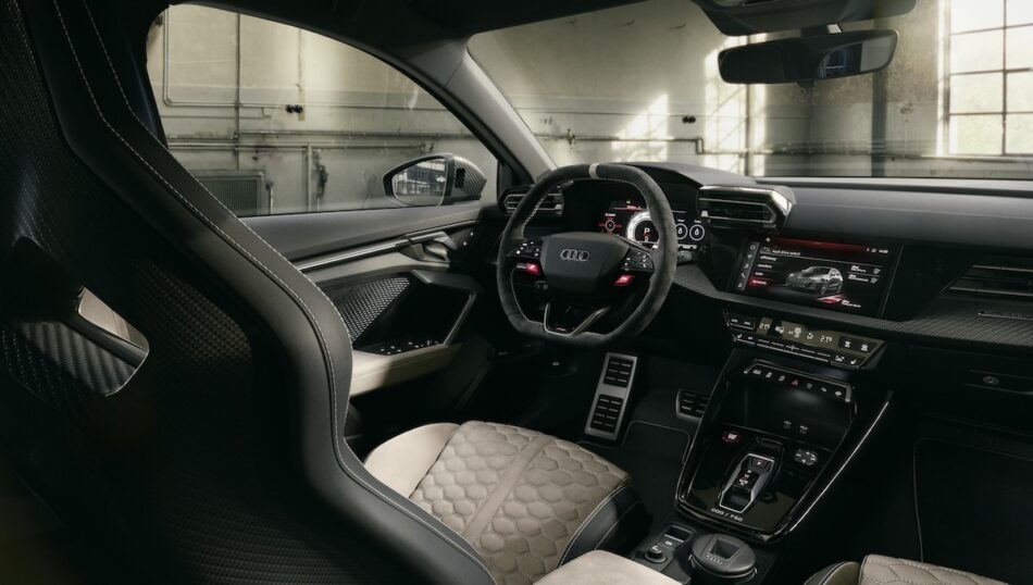 Indoor static photo interior | Memo Lira Interior deportivo del Audi RS 3 competition limited con detalles en oro Neodimio