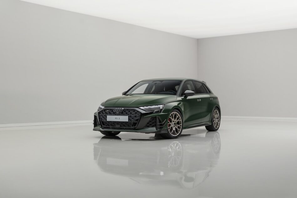 Malachite green indoor static photo exterior three quarter front view | Memo Lira Audi RS 3 competition limited edición especial que celebra 50 años del motor de cinco cilindros