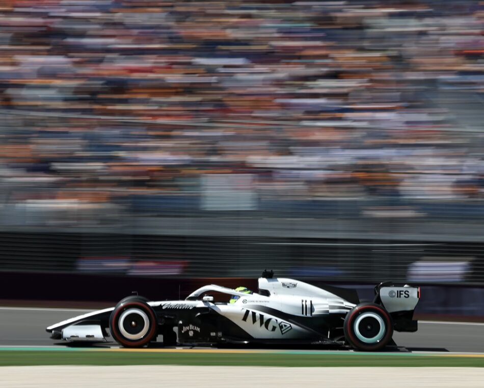 Russell conquista Melbourne y se queda con la pole en una clasificación llena de caos