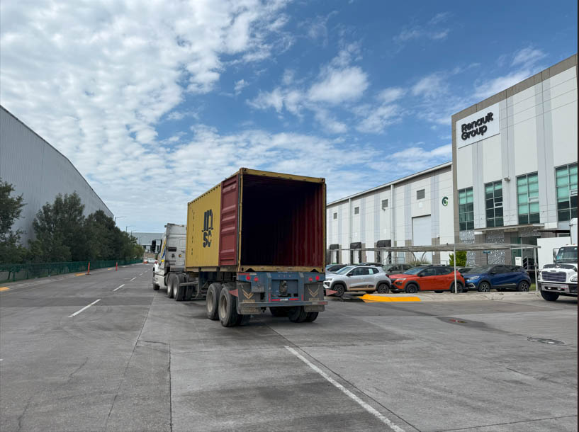 Centro de exportación de partes Renault1 Memo Lira Trailer en los patios del nuevo Centro de Exportacion de partes de Renault en México