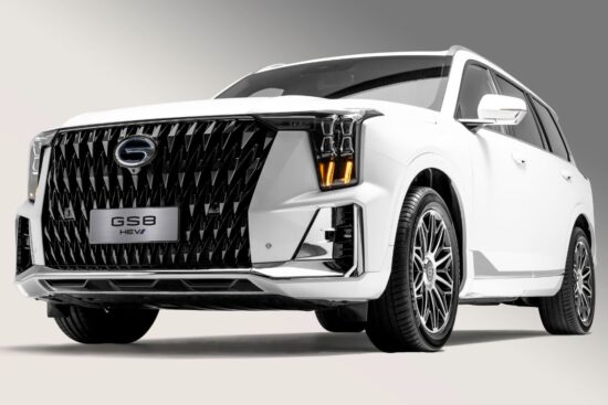 SUV híbrida GAC GS8 HEV blanca en foto de estudio mostrando su diseño robusto y elegante