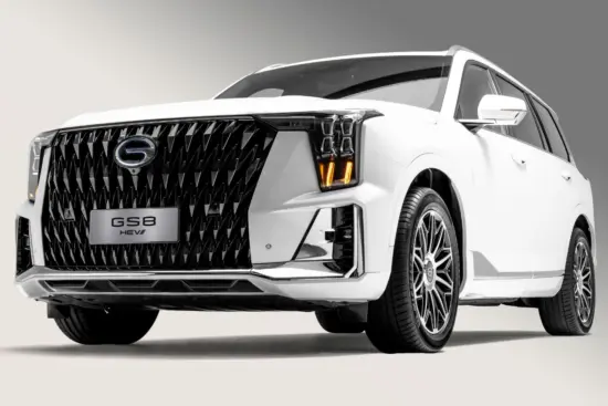 SUV híbrida GAC GS8 HEV blanca en foto de estudio mostrando su diseño robusto y elegante