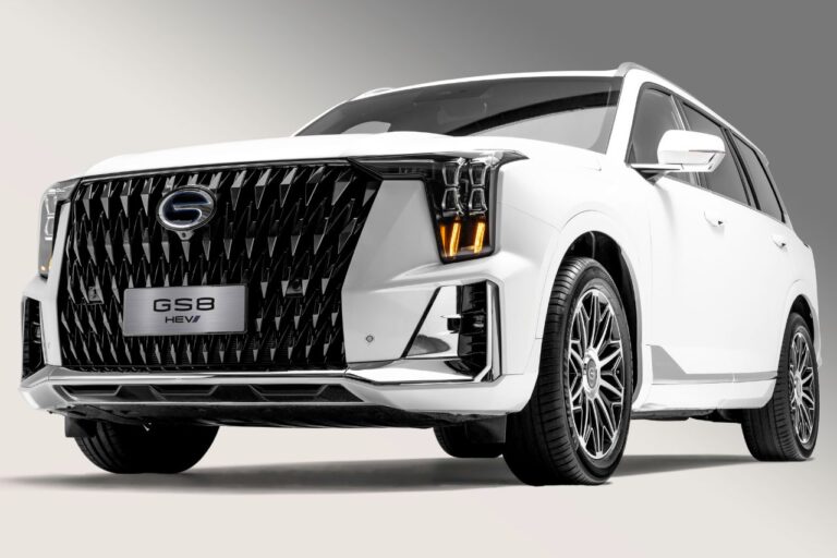 SUV híbrida GAC GS8 HEV blanca en foto de estudio mostrando su diseño robusto y elegante