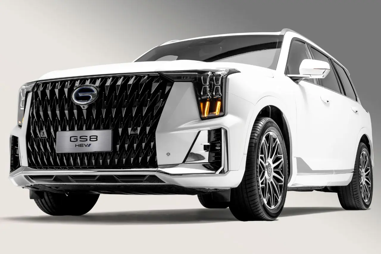 SUV híbrida GAC GS8 HEV blanca en foto de estudio mostrando su diseño robusto y elegante