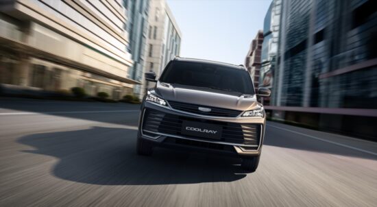 Vista frontal de la nueva Geely Coolray 2026 en tono café circulando en la ciudad