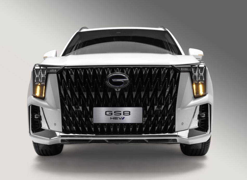 Gs8HEVblancoFrente Memo Lira Vista frontal SUV híbrida GAC GS8 HEV en estudio mostrando su parrilla y diseño robusto y elegante