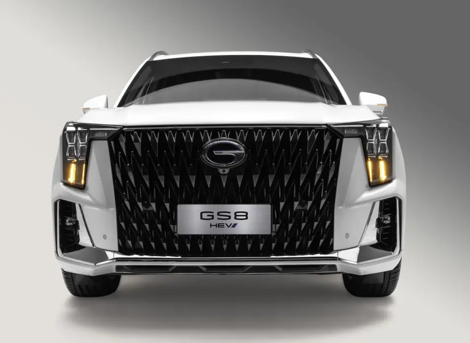 Vista frontal SUV híbrida GAC GS8 HEV en estudio mostrando su parrilla y diseño robusto y elegante Memo Lira Vista frontal SUV híbrida GAC GS8 HEV en estudio mostrando su parrilla y diseño robusto y elegante