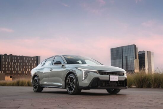 Kia K4 en carretera, modelo con calificación Top Safety Pick+ 2026 del IIHS.