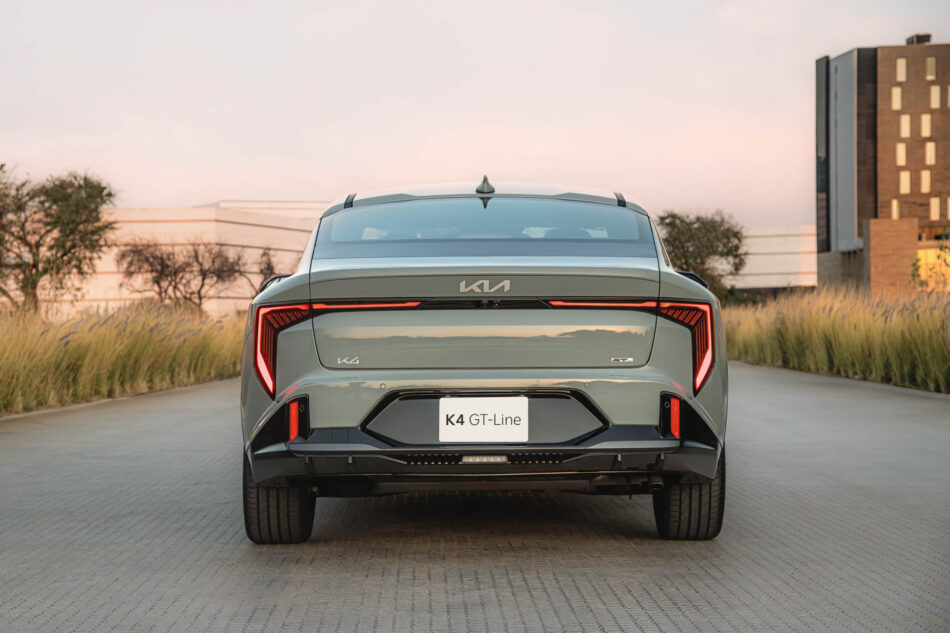 Top Safety Pick+ 2026 Kia K4 y EV9 destacan en seguridad según IIHS Memo Lira Vista trasera del Kia K4 en carretera modelo con calificación Top Safety Pick+ 2026 del IIHS