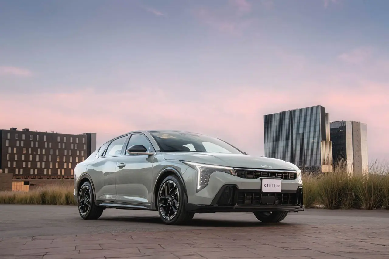 Kia K4 en carretera, modelo con calificación Top Safety Pick+ 2026 del IIHS.