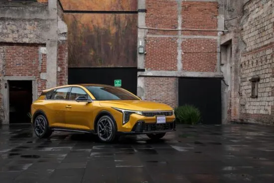 Kia K4 Hatchback EX 2027 color amarilla vista lateral en México