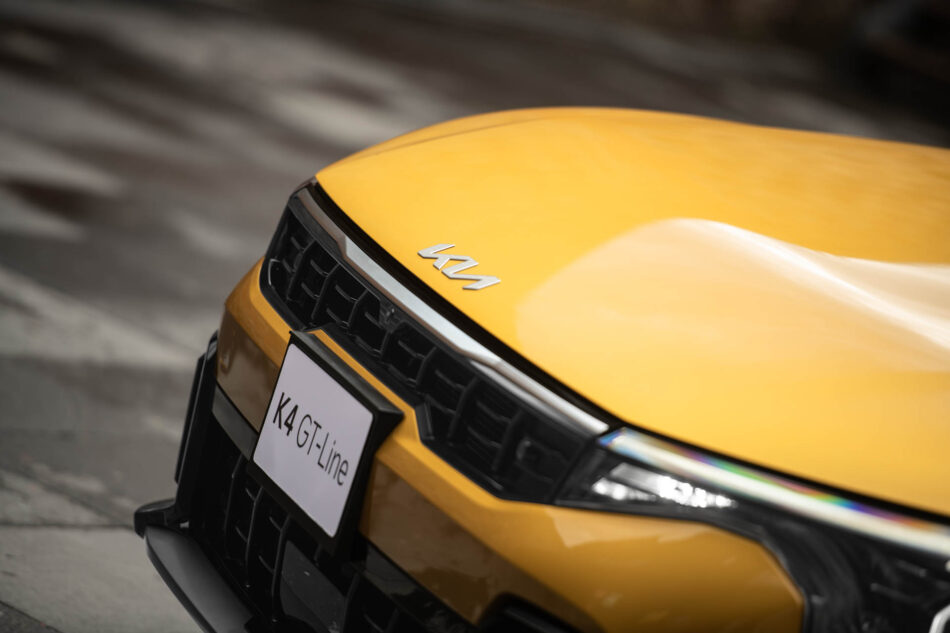 Kia K4 HB alta 17 Memo Lira Detalle frente Kia K4 Hatchback EX 2027 color amarilla