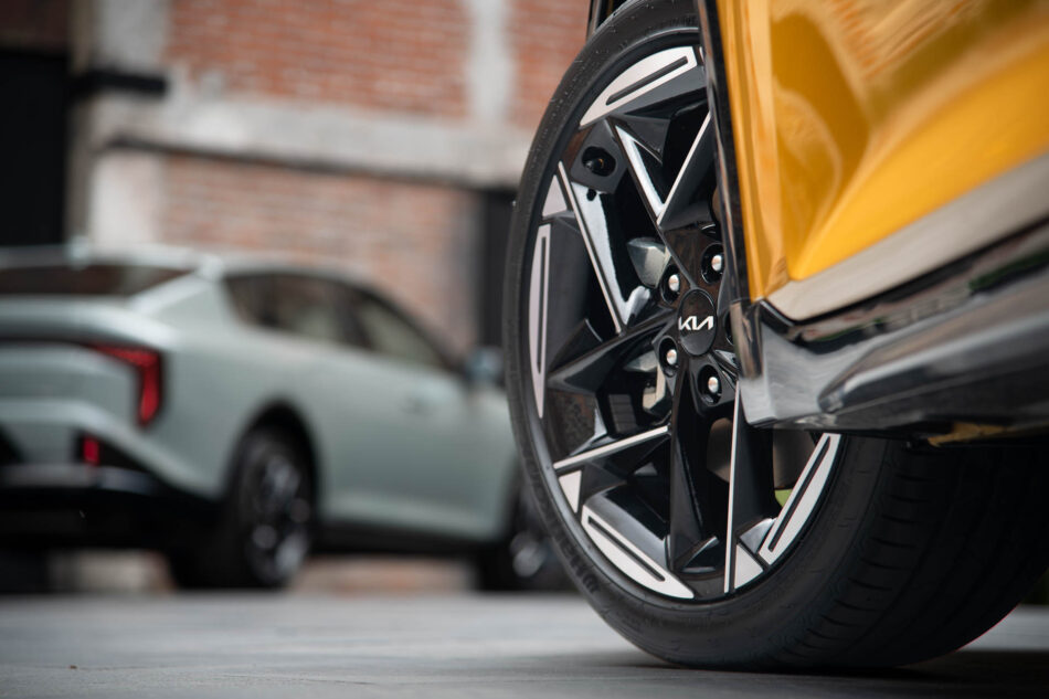Kia K4 HB Memo Lira Detalle de rines de 17 pulgadas del Kia K4 Hatchback EX