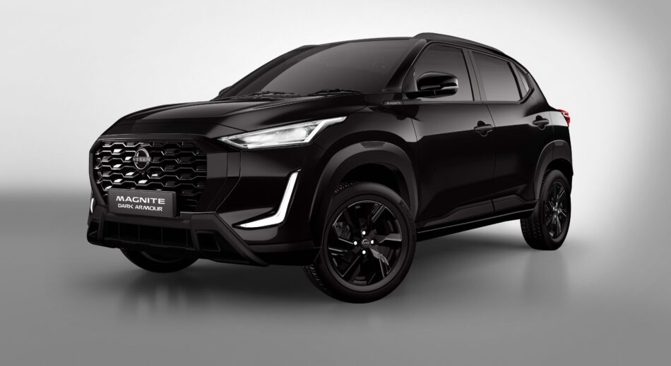 Nissan Magnite Dark Armour actitud diseño y edición limitada para el SUV urbano de Nissan | Memo Lira Vista tres cuartos del rente del Nissan Magnite Dark Armour con parrilla negra y detalles oscuros