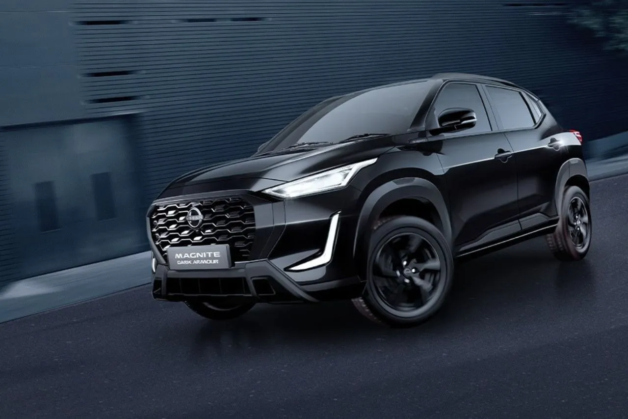 Vista lateral del Nissan Magnite Dark Armour City SUV con rines negros deportivos