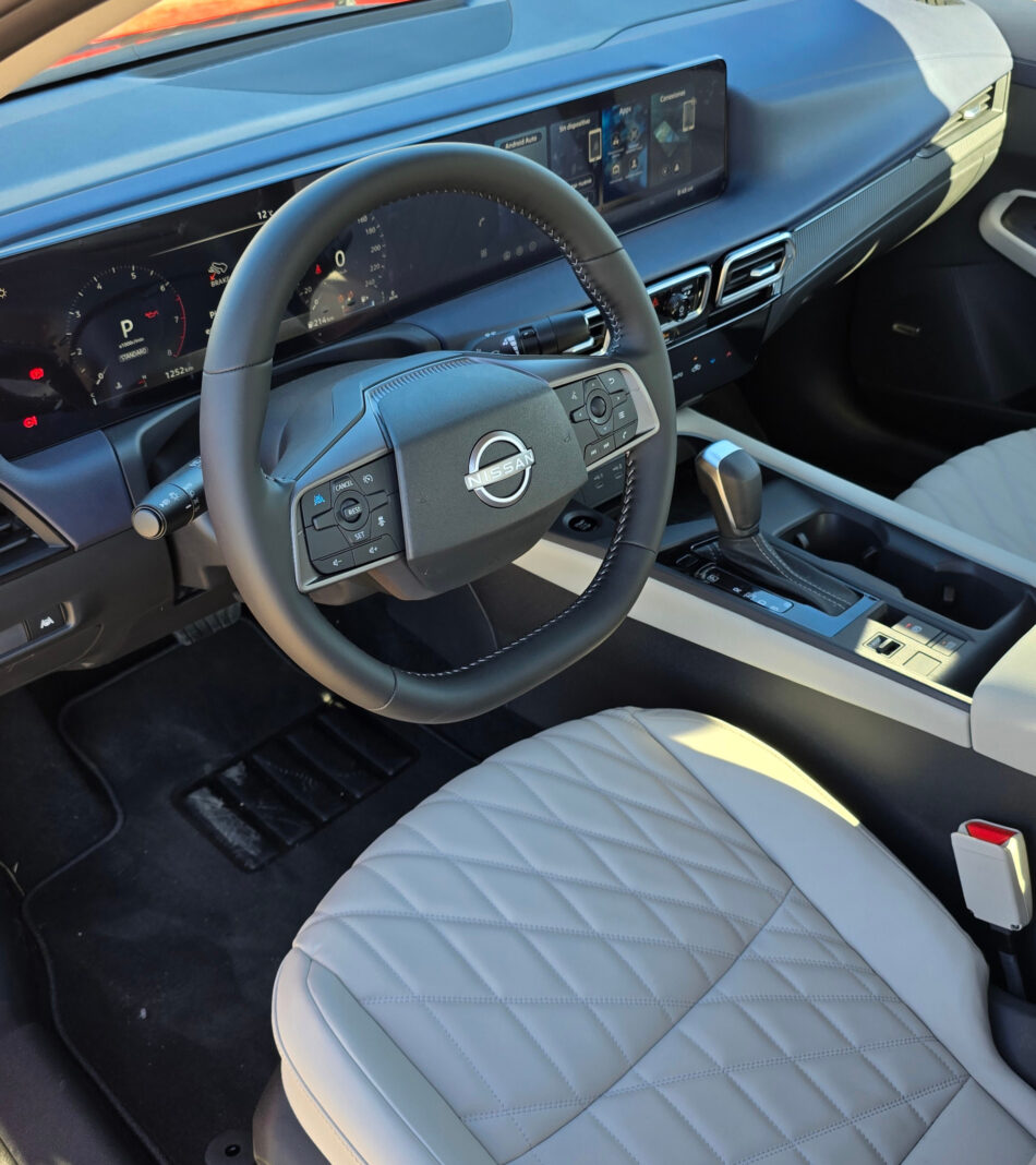 Interior cómodo en el sedán Nissan Sentra 2026 Memo Lira Interior cómodo en el sedán Nissan Sentra 2026
