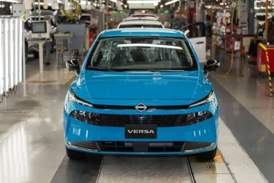 Línea de producción en planta Nissan Aguascalientes fabricando Versa.