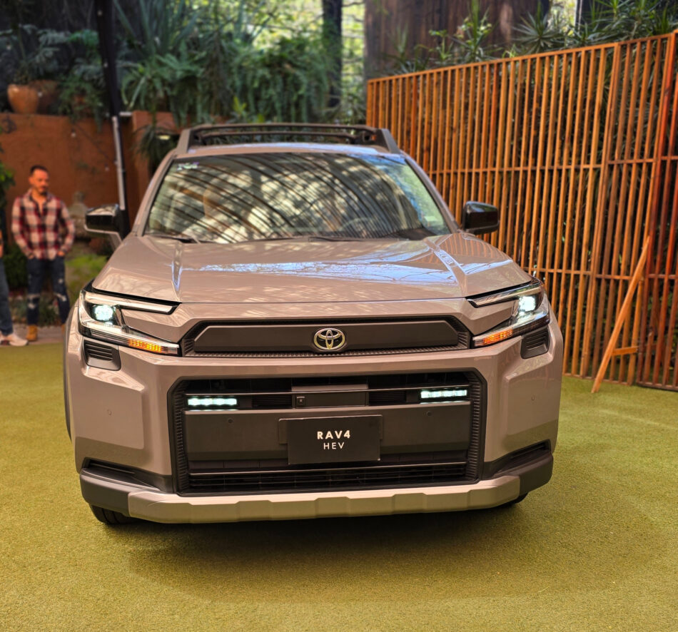 Frontal con diseño de Tiburón Martillo en Toyota RAV4 2026 | Memo Lira Frontal con diseño de Tiburón Martillo en Toyota RAV4 2026