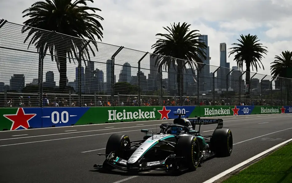Russell conquista Melbourne y se queda con la pole en una clasificación llena de caos