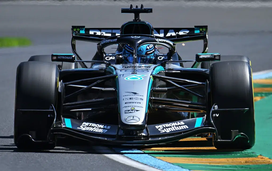 Russell conquista Melbourne y se queda con la pole en una clasificación llena de caos