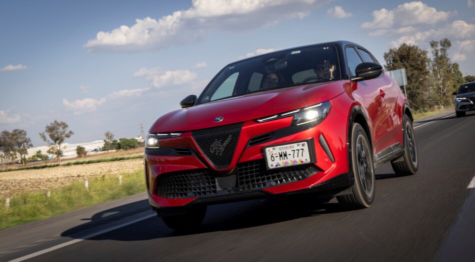 AR Junior Mex 11 Memo Lira Alfa Romeo Junior en movimiento destacando líneas italianas y rines deportivos