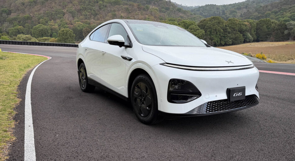 G6 Memo Lira XPENG G6 realizando prueba de slalom en pista mojada