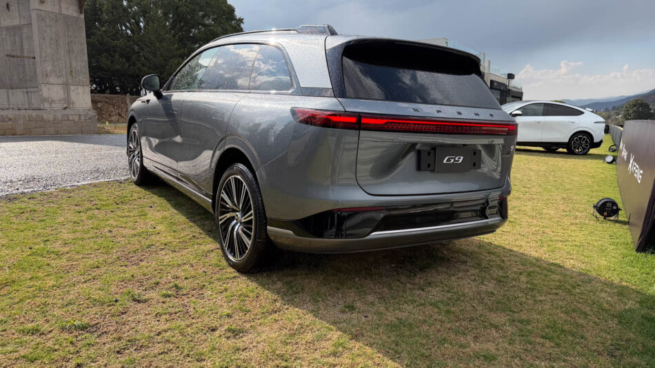 XPENG demuestra en pista la tecnología de sus G6 y G9 en México Memo Lira Angulo trasero de la nueva XPENG G9 en una pista de pruebas