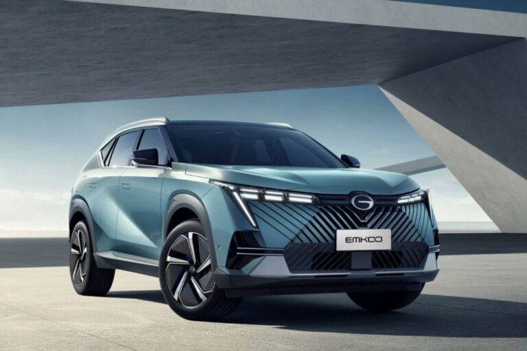 Vehículo eléctrico GAC EMKOO HEV en showroom con iluminación moderna