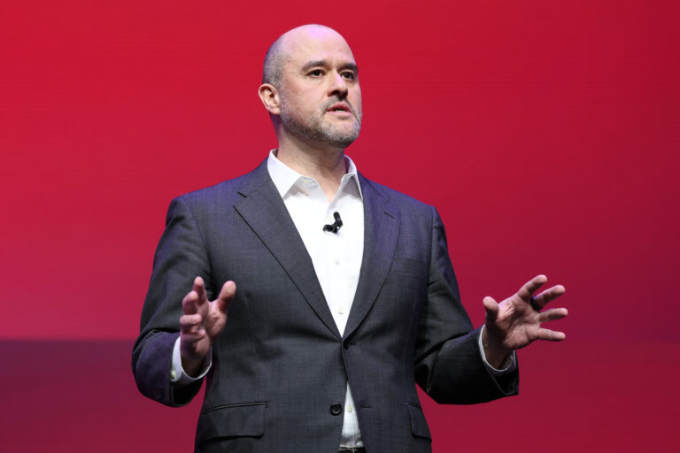 Ivan Espinosa CEO de Niisan en conferencia