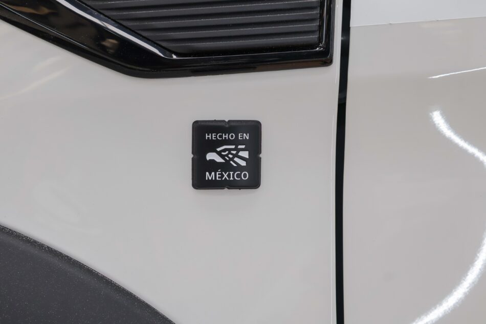 JAC México integrará sello Hecho en México en toda su línea 20272 Memo Lira Línea de producción de JAC México con vehículo blanco ostentando la placa Hecho en México