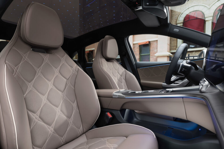 162 estrellas iluminan el techo del nuevo MercedesBenz Clase C Memo Lira 162 estrellas iluminan el techo del nuevo Mercedes Benz Clase C