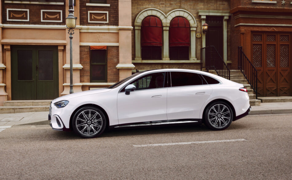 Vista lateral del nuevo MercedesBenz Clase C eléctrico Memo Lira Vista lateral del nuevo Mercedes Benz Clase C eléctrico