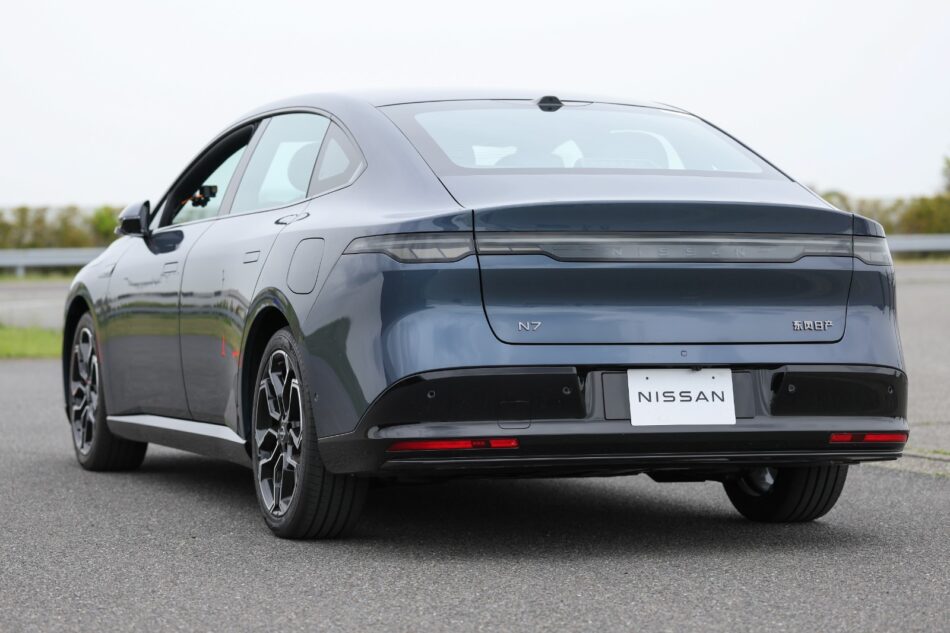 Nissan N7 1 Memo Lira Vista trasera de Nissan N7