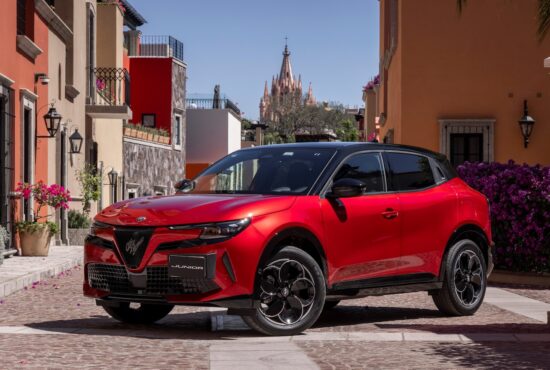 Alfa Romeo Junior rojo estacionado mostrando diseño frontal deportivo en México.