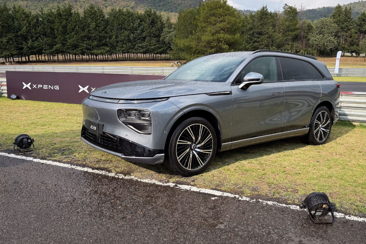 XPENG G9 en pista bajo lluvia durante prueba de manejo en México