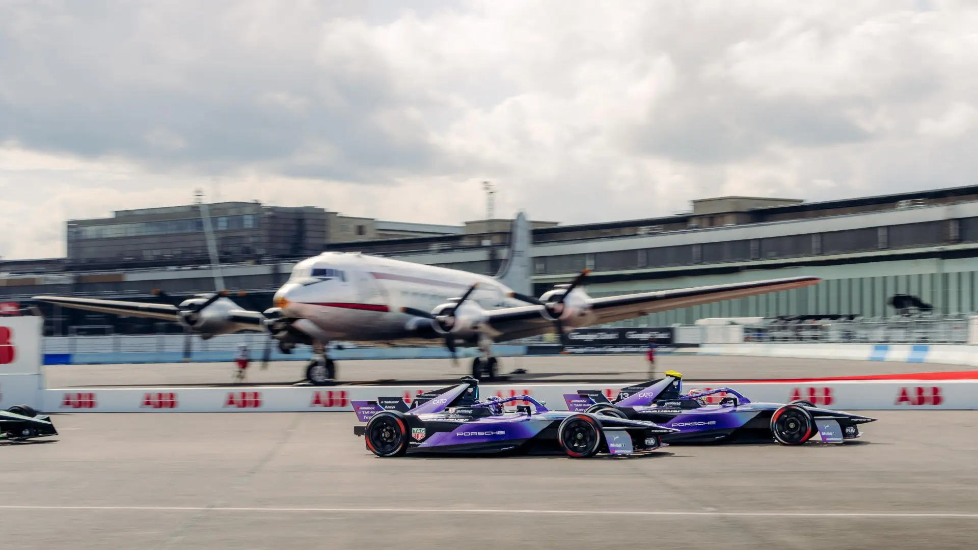 Porsche festeja 75 años de historia en el automovilismo durante el E-Prix de Berlín 2026