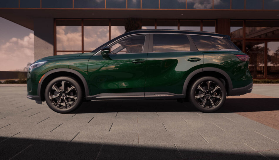 Infiniti fortalece su estrategia premium en México con la nueva QX60 Memo Lira Un SUV Infiniti verde aparcado frente a un moderno edificio con fachada acristalada en cuya brillante carrocería se reflejan el cielo y el entorno