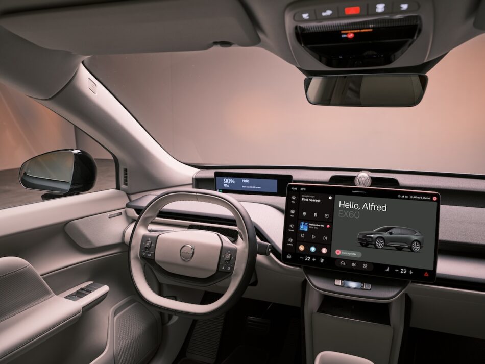 Vista interior de la cabina de un Volvo moderno, con una gran pantalla táctil horizontal y un salpicadero digital, desde la perspectiva del asiento del conductor.