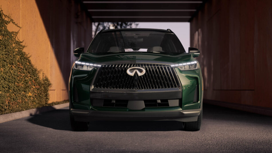 Infiniti encuentra en México un nuevo impulso para crecer en el segmento lujo Memo Lira Vista frontal de un SUV Infiniti verde aparcado en un túnel a la sombra con su característica parrilla cromada y sus faros visibles en primer plano