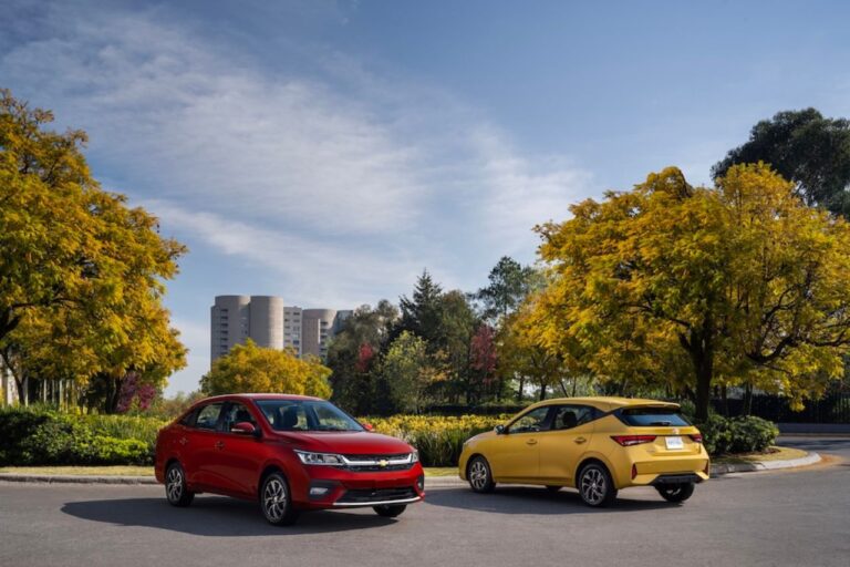 Chevrolet Aveo y Groove ensamblados en México estacionados en medio de un parque y cielo azul