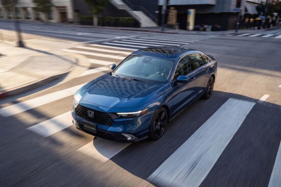 Honda Accord Hybrid 2026 color azul en carretera de México