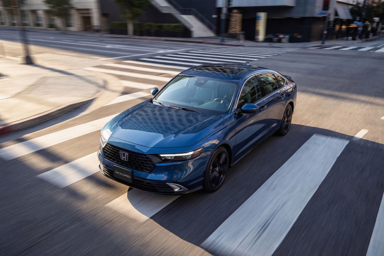 Honda Accord Hybrid 2026 color azul en carretera de México