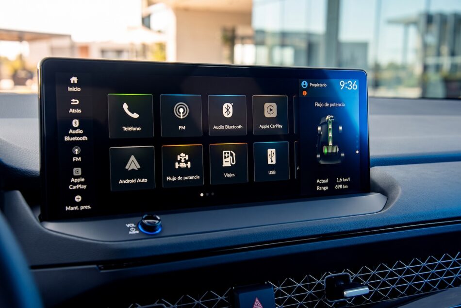 Honda Accord bajas 5 Memo Lira Pantalla táctil de infoentretenimiento de un coche en la que se ven iconos de aplicaciones como Teléfono FM Audio Bluetooth Apple CarPlay Android Auto y USB y el panel de control de potencia a la derecha