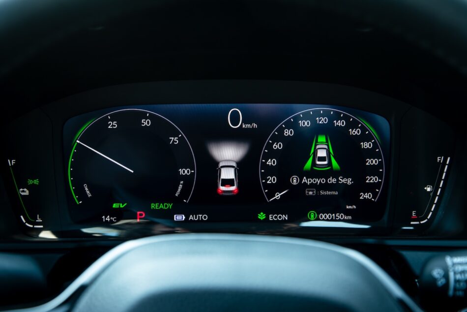 Honda Accord bajas 8 Memo Lira Cuadro de instrumentos digital 0 kmh en la parte superior central icono central del coche con indicadores verdes de mantenimiento de carril a la izquierda indicador de energíacarga a la derecha velocímetro hasta 240 kmh cuentakilómetros de 150 km indicadores EVREADY temperatura exterior 14 °C marcha en P