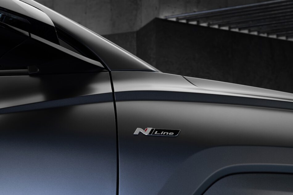 Hyundai Creta N Line 2026 Memo Lira Primer plano de la puerta de un coche azul oscuro con el emblema 'N Line', que muestra la pintura metalizada y una moderna línea de carrocería curvada.