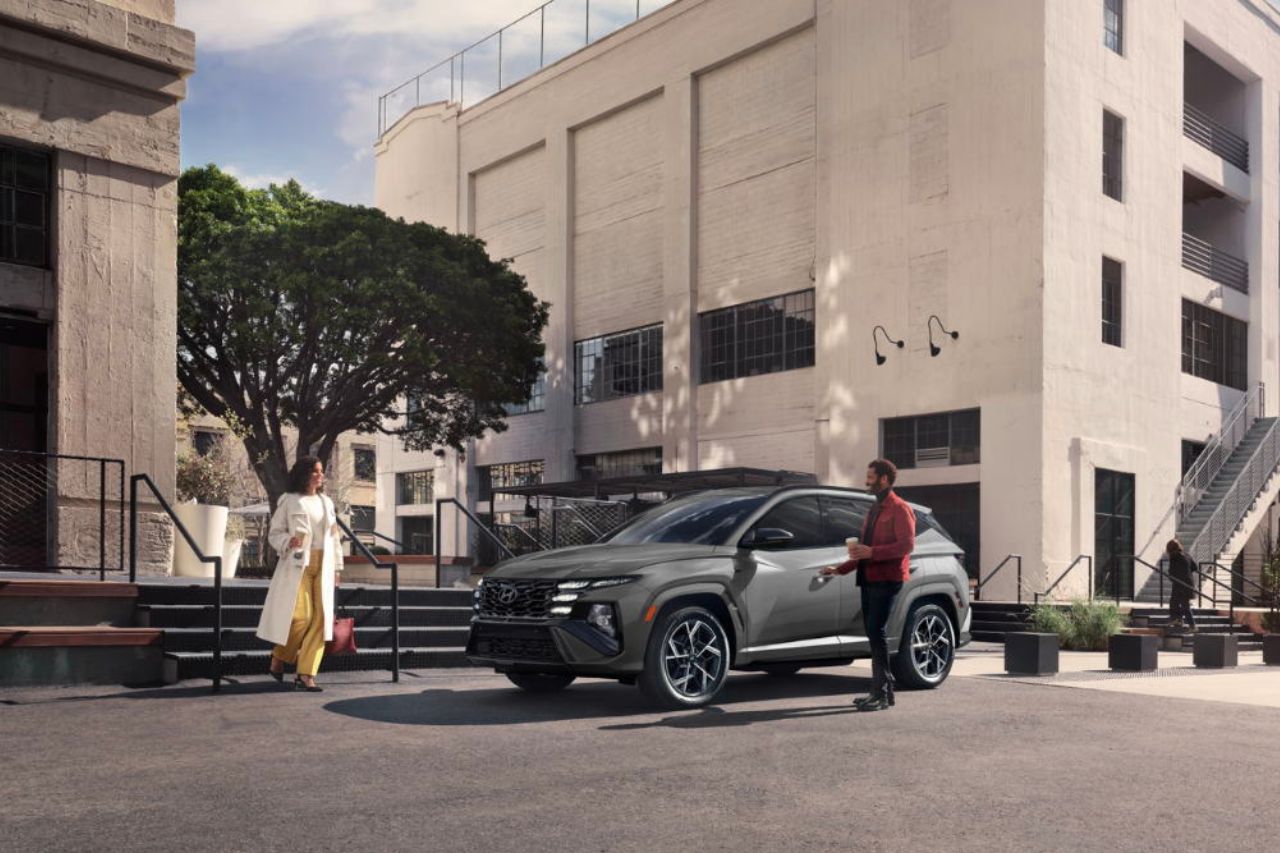Hyundai Tucson Híbrida N Line 2026 con diseño deportivo estacionada en la calle
