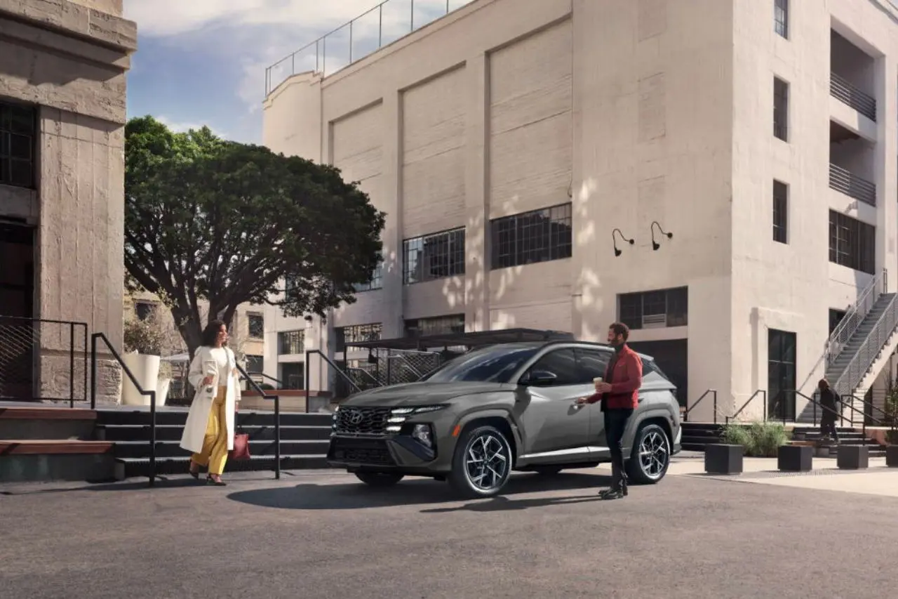 Hyundai Tucson Híbrida N Line 2026 con diseño deportivo estacionada en la calle