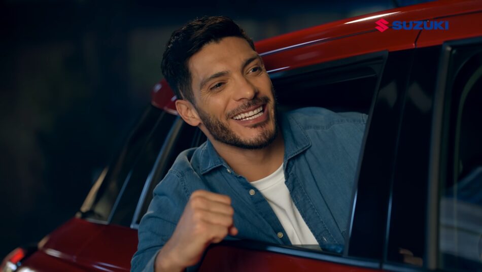 Suzuki convierte las historias cotidianas en el centro de su nueva campaña en México Memo Lira Raúl Jiménez asomado por la ventanilla de un Suzuki rojo sonriendo con orgullo y levantando el puño en señal de victoria